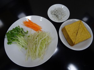 厚揚げ豆腐のピリ辛ねりゴマしらすソースがけ