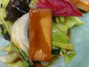 色彩野菜とカリカリ高野豆腐の黒酢炒め