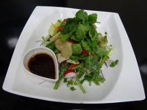 ホタテ貝柱と生野菜のピリ辛黒酢ドレッシング