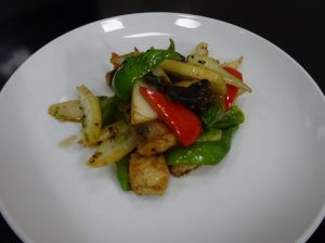 白身魚と野菜の黒胡麻炒め