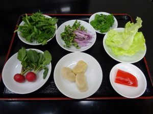 ホタテ貝柱と生野菜のピリ辛黒酢ドレッシング