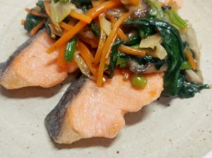 鮭の彩り野菜あんかけ黒酢ソース風味